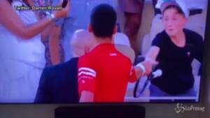 Roland Garros, Djokovic gli regala la racchetta: il piccolo tifoso impazzisce di gioia