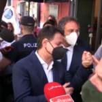 Bagno di folla per Conte a Napoli tra selfie e strette di mano