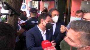 Bagno di folla per Conte a Napoli tra selfie e strette di mano
