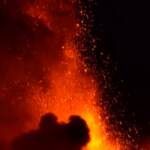 Etna, la spettacolare eruzione notturna del vulcano