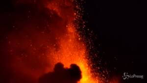 Etna, la spettacolare eruzione notturna del vulcano