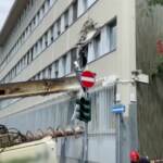 Milano, trivella alta oltre 10 metri travolge edificio: nessun ferito