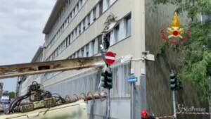 Milano, trivella alta oltre 10 metri travolge edificio: nessun ferito
