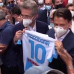 Napoli, Conte riceve la maglia di Maradona: “Un genio che ha messo d’accordo tutti”