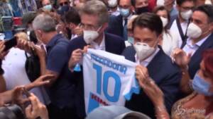 Napoli, Conte riceve la maglia di Maradona: “Un genio che ha messo d’accordo tutti”