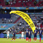Euro2020, paracadutista in campo prima di Francia-Germania