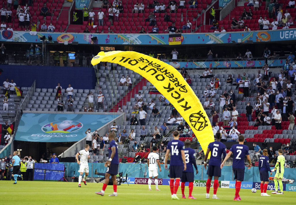 Euro2020, paracadutista in campo prima di Francia-Germania