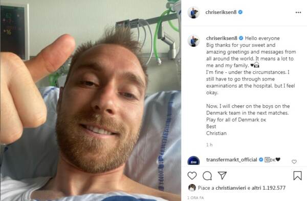 Eriksen dal letto di ospedale col pollice alzato