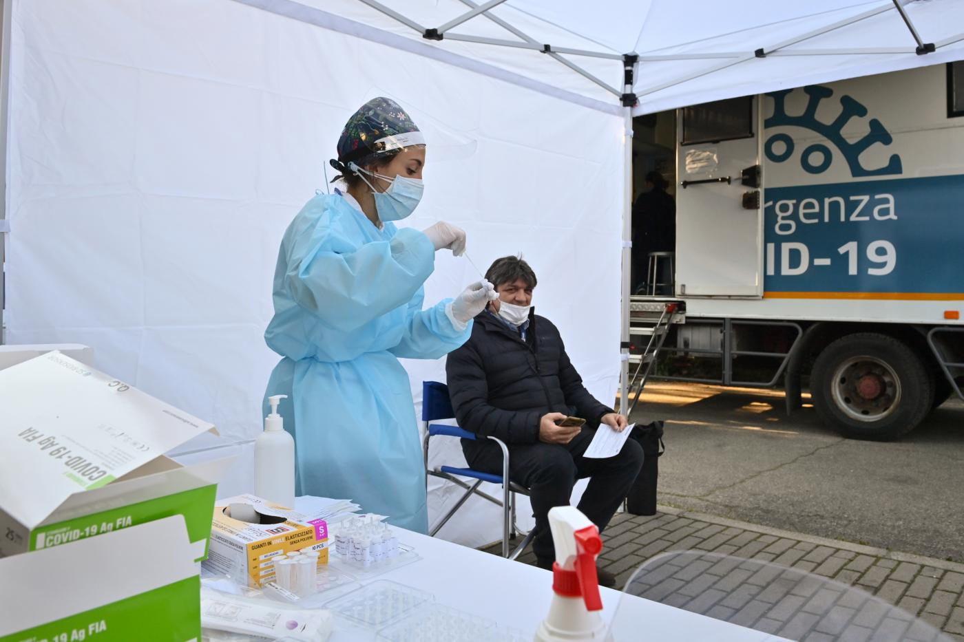 Covid, 1.255 nuovi casi e 63 vittime. In Sardegna 15 casi di sospetta variante Delta