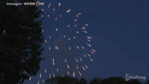 New York, spettacolari fuochi d’artificio sulle cascate del Niagara