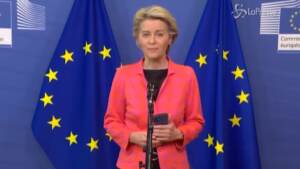 Green Pass, Von der Leyen mostra il suo certificato: “Entro il primo luglio in tutti gli Stati Membri”