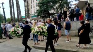 Genova, ultimo saluto a Camilla: palloncini bianchi e un lungo applauso al funerale