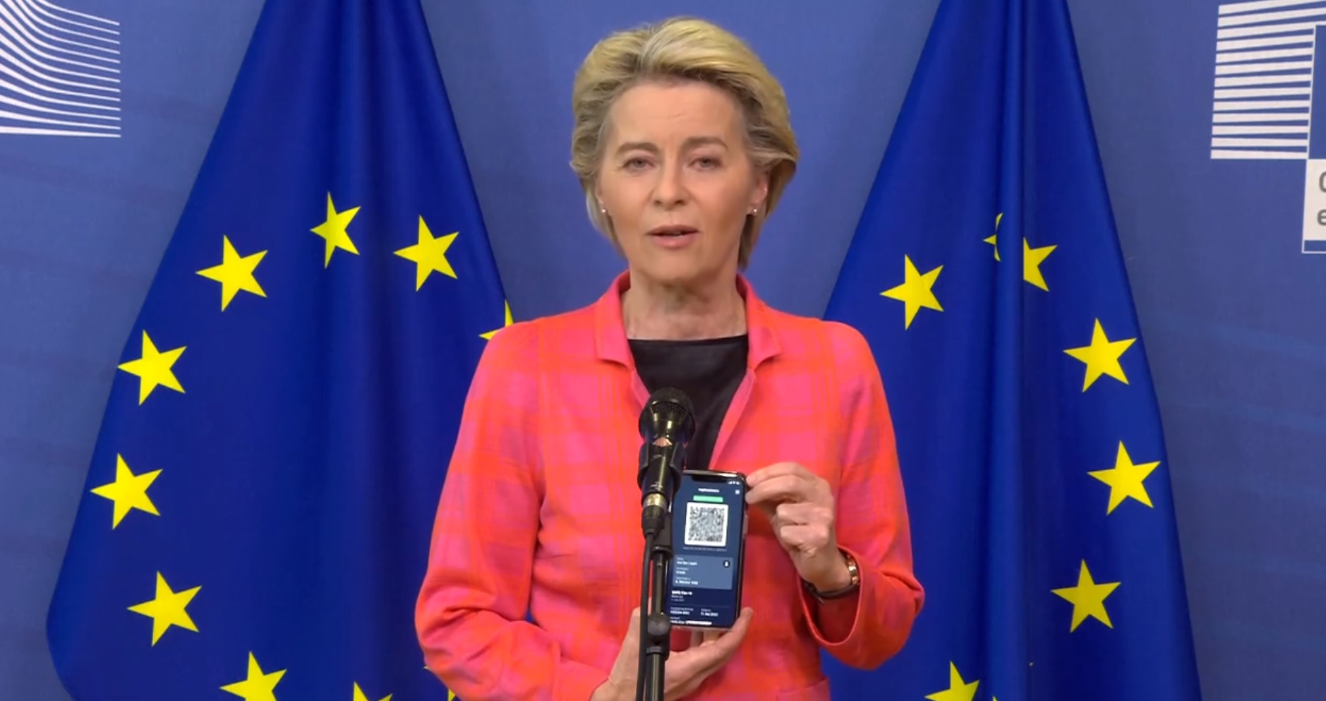 Covid, von der Leyen mostra il suo Green Pass: “15 Stati Ue hanno già aderito”