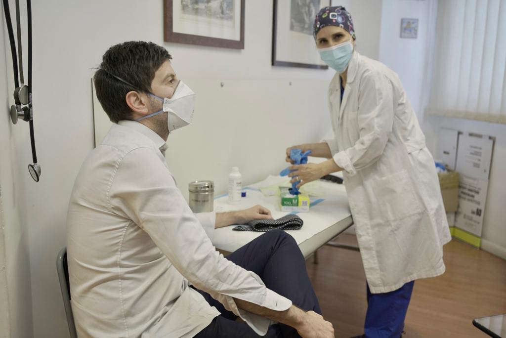 Vaccini: il ministro Speranza ha ricevuto la prima dose Vaccini: il ministro Speranza ha ricevuto la prima dose