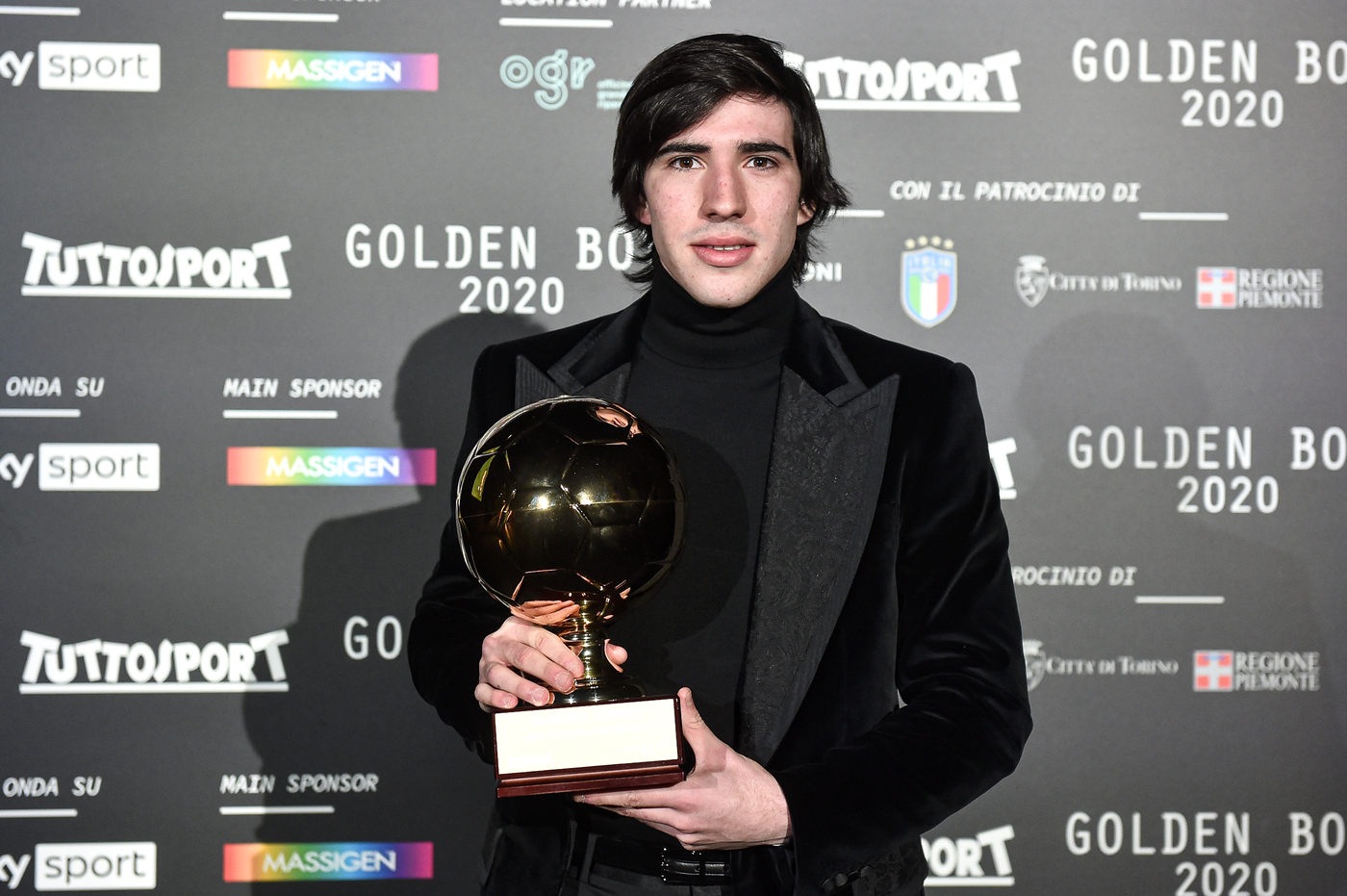 Juve: Tonali piano B se sfuma Locatelli. Depay verso Barça Juve: Tonali piano B se sfuma Locatelli. Depay verso Barça