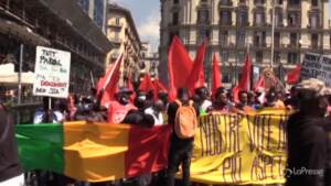 Napoli, migranti in piazza: “Subito permesso speciale di soggiorno per poterci vaccinare”