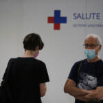 Covid, continua il calo di nuovi contagi e decessi. Fondazione Gimbe avverte: Attenti a variante Delta