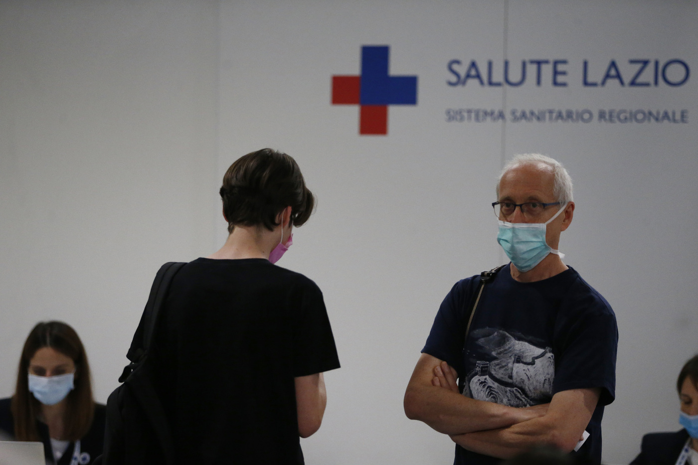 Covid, continua il calo di nuovi contagi e decessi. Fondazione Gimbe avverte: Attenti a variante Delta