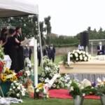 Funerali Michele Merlo, l’addio della fidanzata al suo “romantico ribelle”