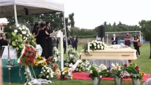 Funerali Michele Merlo, l’addio della fidanzata al suo “romantico ribelle”