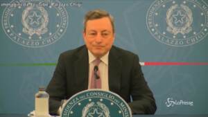 Vaccini, Draghi: “Eterologa funziona, mi sono prenotato”