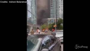 New York, auto prende fuoco nel centro del Queens