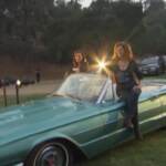 “Thelma & Louise” compie 30 anni, Sarandon e Davis di nuovo su una cabrio