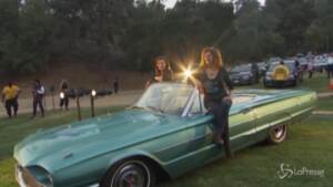 “Thelma & Louise” compie 30 anni, Sarandon e Davis di nuovo su una cabrio