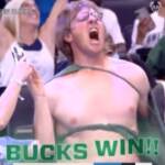 Nba, fan dei Bucks festeggia strappandosi la maglietta come Hulk