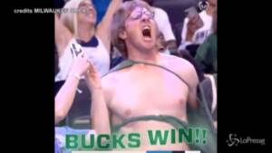 Nba, fan dei Bucks festeggia strappandosi la maglietta come Hulk