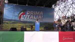 Roma, Salvini chiude la manifestazione della Lega: selfie con i militanti
