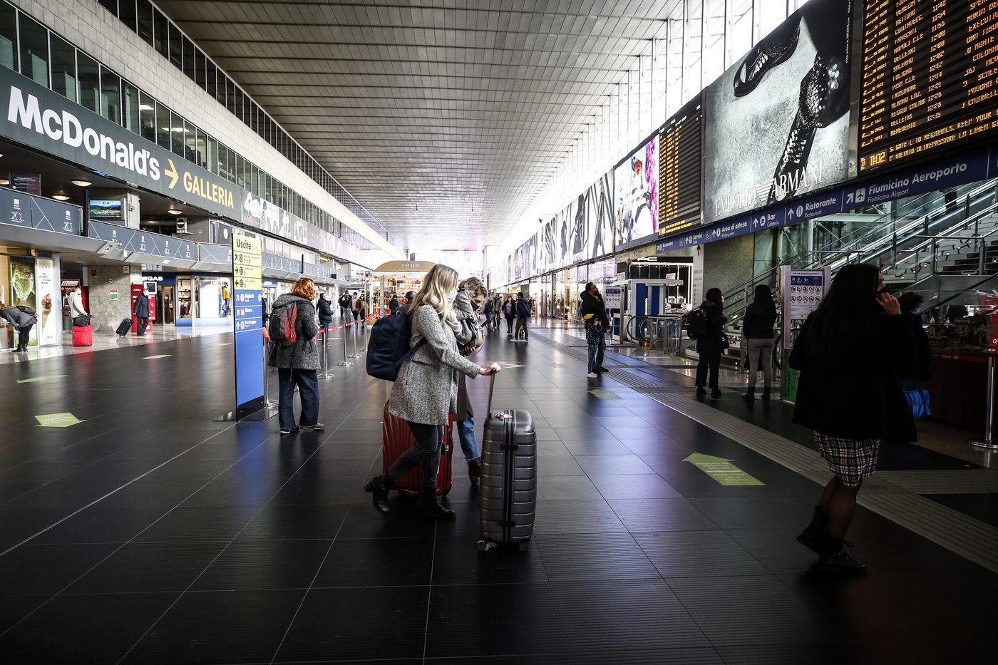 Roma: armato di coltello in stazione, polizia spara per fermarlo Roma: armato di coltello in stazione, polizia spara per fermarlo