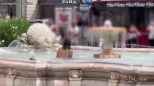 Roma, turista si tuffa nuda nella fontana davanti a Palazzo Chigi