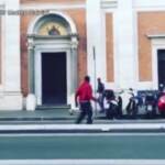 Roma, poliziotto spara per fermare un uomo armato di coltello