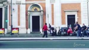 Roma, poliziotto spara per fermare un uomo armato di coltello