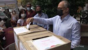 Roma, il candidato Pd Gualtieri vota alle primarie del centrosinistra