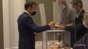 Voto regionali in Francia, Macron e la moglie Brigitte al seggio