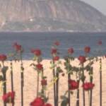 Brasile, oltre 500mila morti per Covid: rose rosse sulla spiaggia di Copacabana
