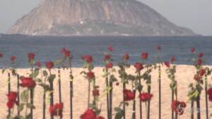 Brasile, oltre 500mila morti per Covid: rose rosse sulla spiaggia di Copacabana