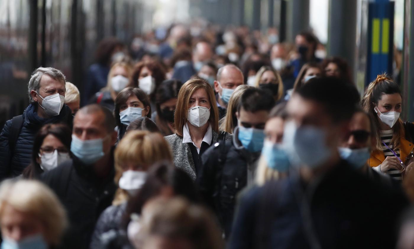 Covid, cade l’obbligo di indossare le mascherine all’aperto. Per Cts via dal 28 giugno