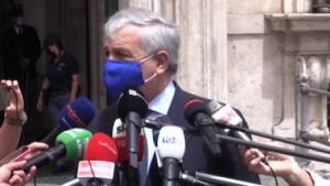 Tajani: “Via mascherine all’aperto? Nessuna data, ma governo vuol fare in fretta”