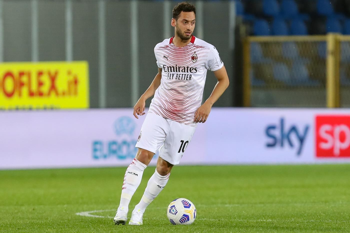Calhanoglu annuncia: “Ho l’accordo con l’Inter, firmo domani”