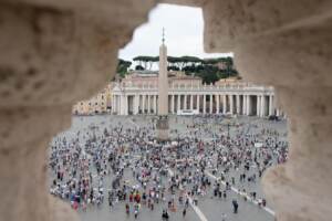 Papa Francesco recita l'Angelus in Piazza San Pietro