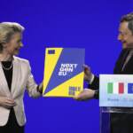 Recovery, Draghi con von der Leyen a Cinecittà. Il premier: “Nuova alba per economia italiana”