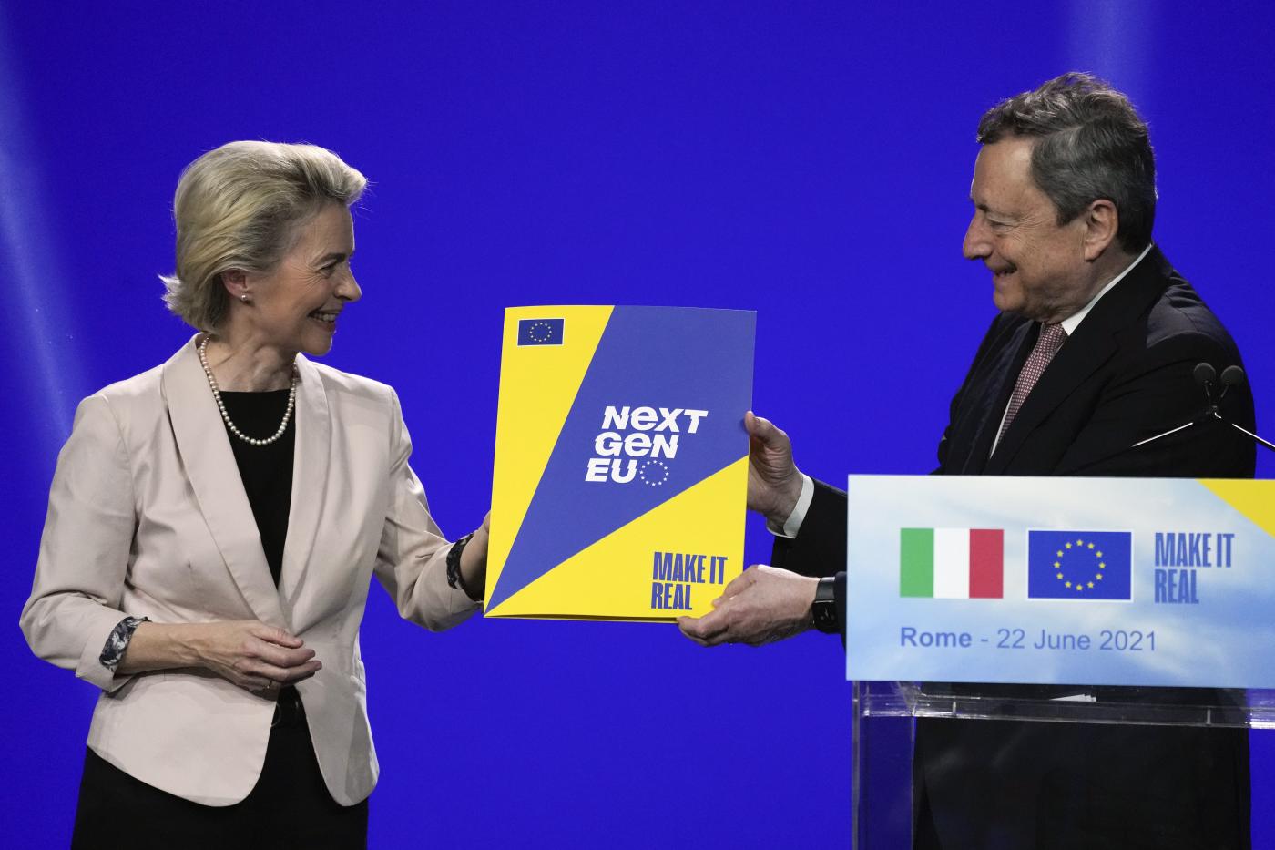 Recovery, Draghi con von der Leyen a Cinecittà. Il premier: “Nuova alba per economia italiana”