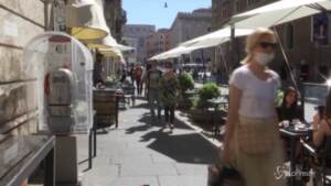 Covid, via mascherine all’aperto dal 28 giugno