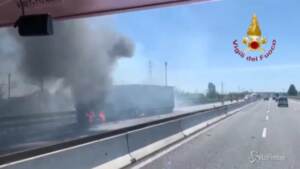 Incidente tra camion, mezzi a fuoco sulla A1: lo spegnimento delle fiamme