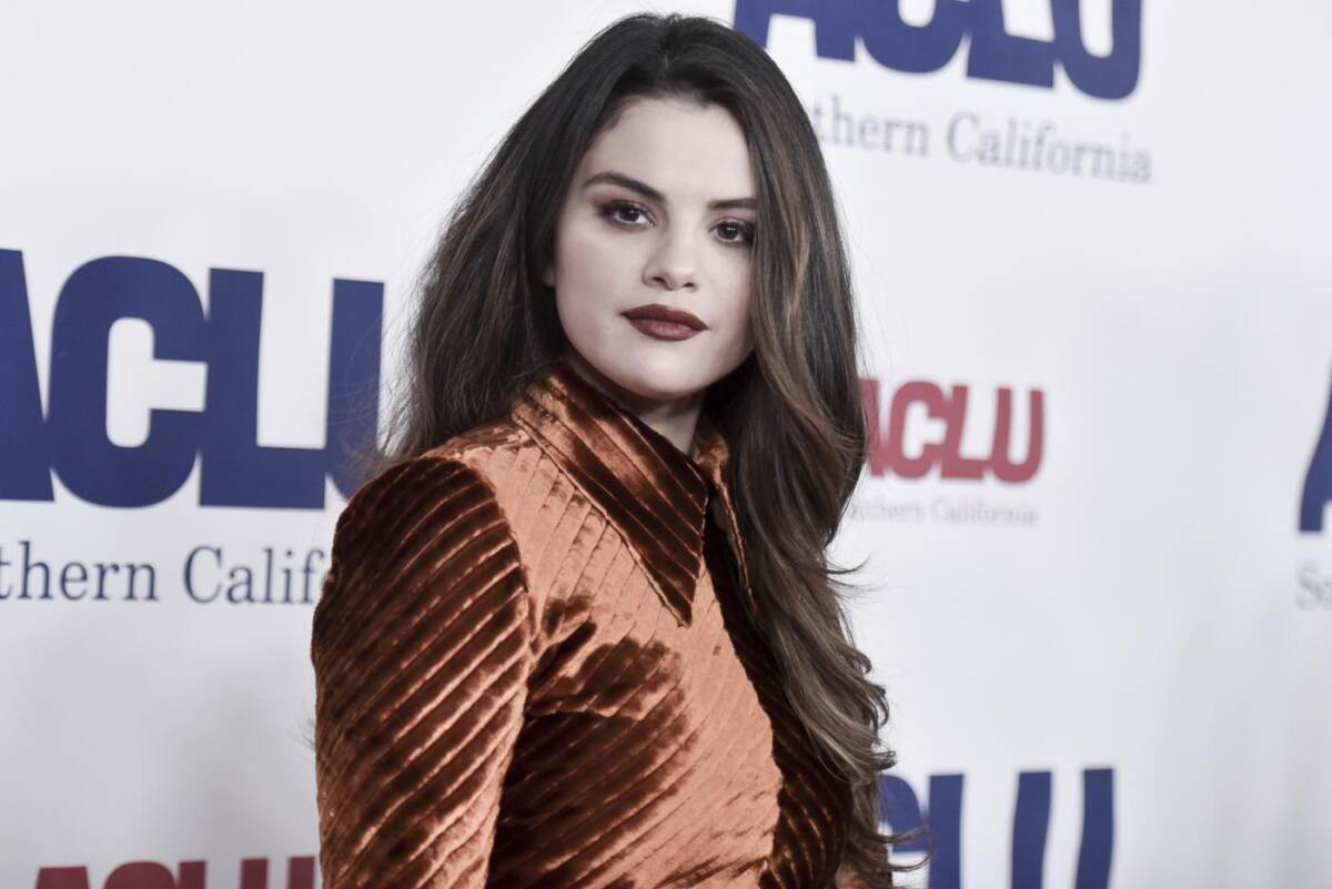 Selena Gomez si fa bionda