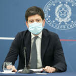 Covid, Speranza: “Firmata ordinanza, cade obbligo mascherina all’aperto da 28 giugno”