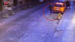 Torino, anziana picchiata e sequestrata in casa: 3 fermi